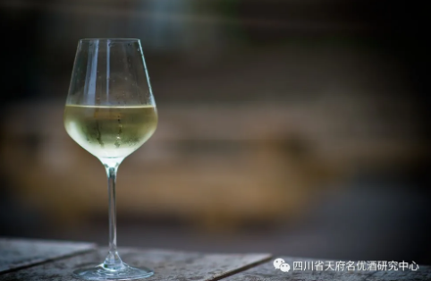 发黄的酒一定是好酒？