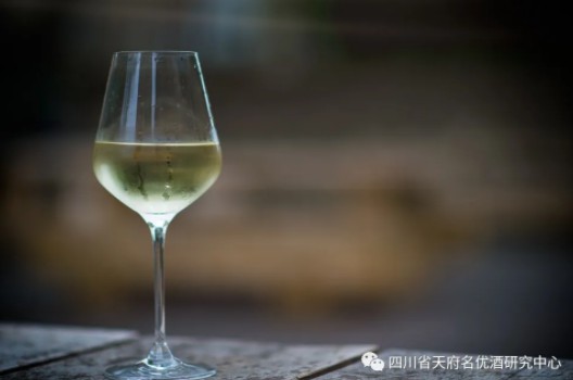 看酒线、挂杯、酒液颜色、酒花即可鉴别白酒优劣？